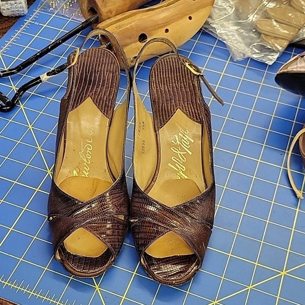 Lord & Taylor 1980s Open Back & Toe 7.5B Shoe